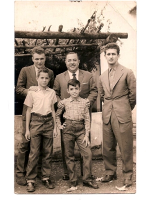 Nesta foto de 1958, enviada ao site pelo querido colaborador Wanderley José Pereira dos Santos, vemos Mazzola, o técnico Vicente Feola e De Sordi na Cachoeira de Emas, na cidade paulista de Pirassununga. Na ocasião, o povo da cidade homenageou estes personagens que haviam acabado de conquistar o título da Copa do Mundo na Suécia. Mazzola, na foto, está com a mão no ombro do então garoto Wanderley, que atualmente é advogado e reside em São Paulo