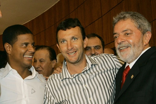 Presidente Lula ao lado de Marcelinho Carioca (o primeiro à esquerda) e Neto, dois grandes ídolos da história corintiana, durante a inauguração do Memorial do clube no dia 27 de janeiro de 2008. Atrás de Marcelinho aparece o então presidente do Corinthians Alberto Dualib