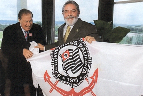 O Corinthians caiu para a Segundona. Pouco antes de ser afastado do comando do clube, Alberto Dualib, levou uma bandeira e uma camisa ao presidente, que é um corintiano declarado. Foto crédito: Ricardo Stuckert, secretaria de imprensa e divulgação da Presidência da República. 