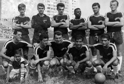 Em pé, o segundo é Raul Marcel e o terceiro é Alberto Storto. O terceiro agachado é Mazzola; o quarto é Cunha, irmão de Vavá. O time chamava-se Can-Can e existiu durante a década de 60