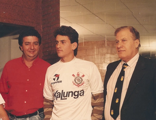 Henrique Alves, Sérgio Gil e Alberto Dualib, em 1988. O diretor trouxe o talentoso Sérgio Gil, à época comparado com Zico, pelo estilo de jogo, junto ao Figueirense, de Santa Catarina. O jovem jogador faleceu no ano seguinte, em um acidente automobilístico