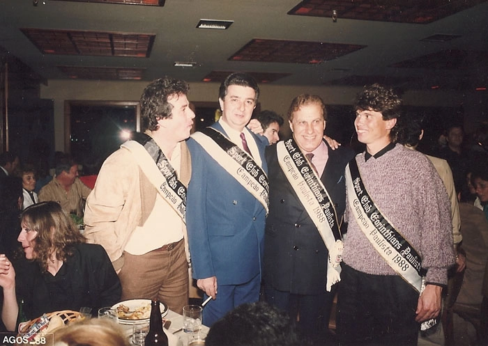 Em 1988, com a faixa de Campeão Paulista. Da esquerda para a direita: Joaquim Grava, Henrique Alves, Alberto Dualib e Édson Boaro