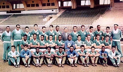 Veja o Guarani de Campinas, nos anos 60, no ralo gramado do Brinco de Ouro da Princesa. Em pé: os massagistas Dito e Hélio, Diogo, jogador não identificado, Felício, Américo, Amauri, o presidente Jaime Silva, Eraldo Cabeção, Jurandir, Ilton Porco, Bebeto, Américo Murolo e o roupeiro Camisola. Sentados no banco: Berico, Tião Nego, Nelsinho, Carlinhos, Vicente, Celso, Dorival, Oswaldo Ponte-Aérea, Oswaldo Cunha (novinho) e Zé Carlos. Sentados no gramado: o preparador físico Maurinho, Sidnei Polli, Tião Macalé, Nenê, Adilson , Manga, Beluomini, Ditinho, Dimas e o técnico Francisco Sarno