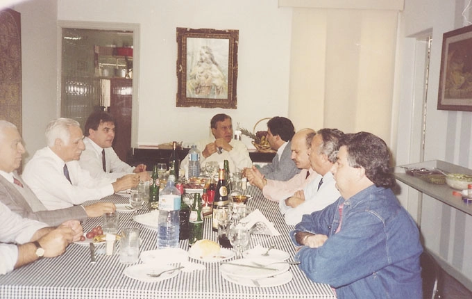 O primeiro, à esquerda é Nesi Curi, seguido de Wadi Helu. Na cabeceira da mesa, Alberto Dualib conversando com um amigo. Depois está Antoine Gebran, outro convidado e Henrique Alves