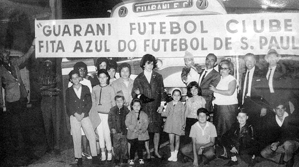 Veja os familiares da equipe do Guarani que excursionou pela Colômbia, em 1964, e, ao voltar para o Brasil de maneira invicta, recebeu a famosa Fita Azul