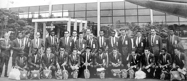 Mais uma foto do Guarani que excursionou pela Colômbia, em 1964, e ficou 13 jogos invictos (12 vitórias e 1 empate). Da esquerda para a direita: o presidente Jayme Silva , o empresário Juan Docê, o massagista Dito Bras, Ilton Vacari, Garbelini, Adilson, Volpão, Edi Mota, Diogo, Dr. Vasconcelos, Sergio Salvucci, Eraldo, Vicente (irmão do Edu, ex-Santos), Renganeschi, Ditinho, Zé Penteado, Amauri, Tião Macalé (de chapéu), Dimas, Zeola, Beluomini, o professor Mauro Mantedioca, Sidnei Poli, Berico, Oswaldo Cunha, Jurandir, Américo Murolo, Nenê Fiapo e Felicio. 