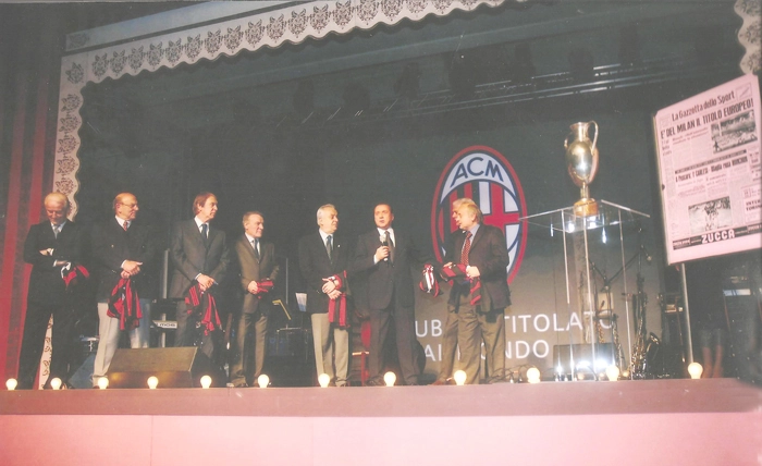 Sendo homenageado em 15 de dezembro de 2008, na sede do Milan. Da esquerda para a direita: Trapatoni, Dino Sani, Cesari Maldini, Altafine (Mazzola), Pivatelli, o presidente Berlusconi, Rivera (parcialmente encoberto) e Pelagolli. Foto enviada por Dino Sani