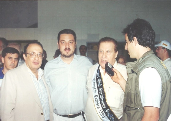 Em 1995, após a conquista do Paulistão, em Ribeirão Preto, contra o Palmeiras. Da esquerda para a direita: Rubens Aprobatto Machado (na ocasião vice-presidente da FPF); Antonio Palocci (então prefeito de Ribeirão Preto) e Alberto Dualib, sendo entrevistado por jornalista local. Foto: Miguel Marques e Silva