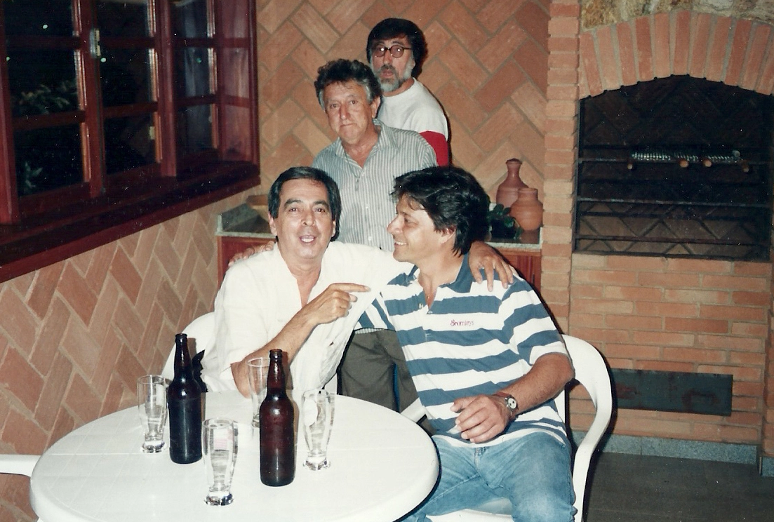 Grande encontro no Sul de Minas. Em pé, veja Benedito Dino e seu filho Édson Dino. Sentados, estão Benedito Ruy Barbosa (renomado autor de novelas) e Balmes Vilhena