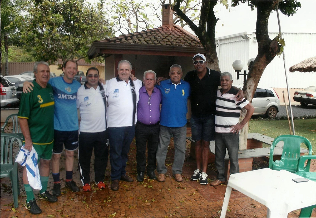 Encontro de amigos em 2018. Da esquerda para a direita: Eurico, Carlos, Beto, Tomires, Caetano, Piter, Serginho Chulapa e Ferreira. Foto enviada por Tomires