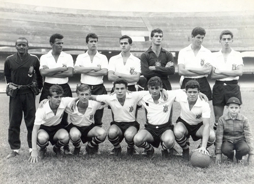 Confira o time de juniores do Corinthians no início dos anos 60. Em pé, da esquerda para a direita: Sapienza, Vadinho, Mendes, Alcidez, Lourenço e Jesus. Agachados: o massagista Antoninho, Altimir, Passos, Guimarães, Souza e Valtinho.