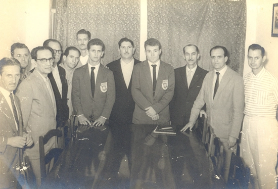 Mazzola e De Sordi, ambos da seleção, posam juntos para a foto.