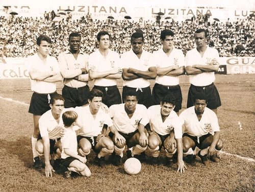 Corinthians na década de 1960 com Oswaldo Cunha, Barbosinha, Luis Carlos, Ditão, Edson Cegonha e Maciel em pé e Bataglia, Tales, Flávio, Rivellino e Lima agachados