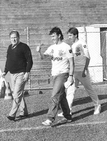 Acompanhado pelo presidente Alberto Dualib, o primeiro à esquerda, e do ala Denys, Neto, no centro, chega ao Corinthians para fazer história no Clube. Foto: Rede Social