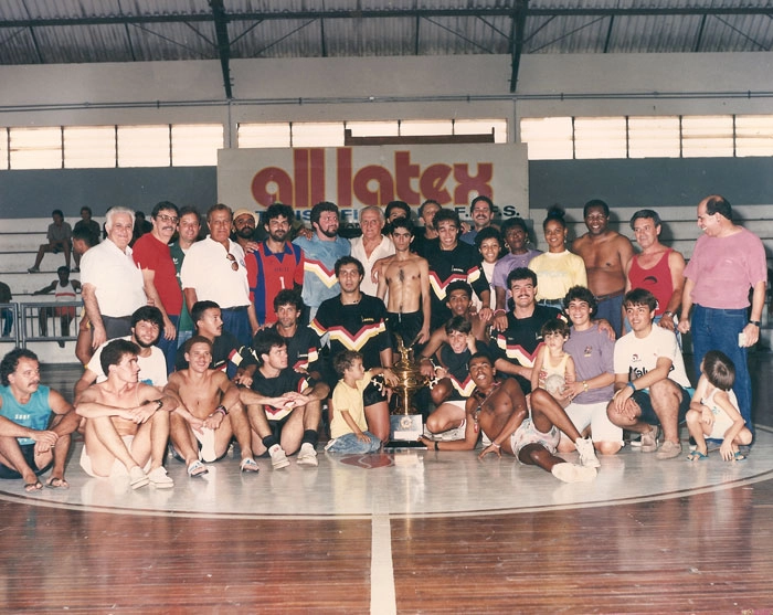 Da esquerda para a direita em pé estão, Alberto Dualib (o quarto) e Feliz Lacava é (o oitavo). Foto: Sarkis