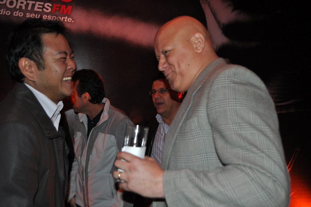 O jornalista Jeferson Yassuda conversa com Ronaldo Soares Giovanelli em 17 de maio de 2012, durante o lançamento da Bradesco Esportes FM, no Leopolldo, em São Paulo. Atrás, Neto e Téo José. Foto: Marcos Júnior Micheletti/Portal TT