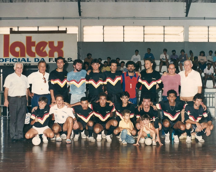 Da esquerda para a direita, o ex-presidente do Corinthians Alberto Dualib é o segundo e Feliz Lacava é o último, ambos em pé. Foto: Sarkis