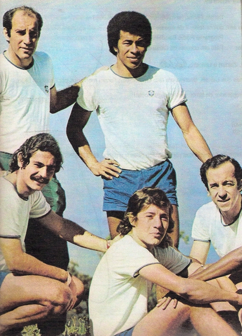 Vejam alguns craques da seleção brasileira reunidos em 1972. Em pé vemos Gérson e Jairzinho; agachados estão Rivellino, Leivinha e Tostão
