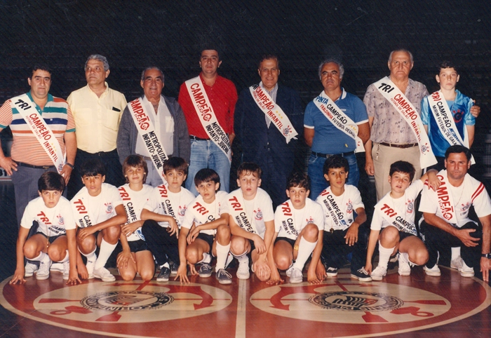 Na foto da equipe que conquistou o tricampeonato do campeonato de futebol de salão Metropolitano, da categoria infanto-juvenil, o terceiro em pé, da esquerda para a direita é Vicente Matheus, seguido por Henrique Alves, Alberto Dualib e o sétimo é Feliz Lacava. Foto: Sarkis