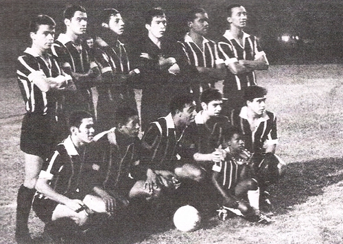 O slogam foi cantado pela Fiel na noite de 06 de março de 1968, após a quebra do tabu de 11 anos do alvinegro do Parque São Jorge sem vencer o Peixe em jogos do Campeonato Paulista. O time corintiano que entrou em campo naquela ocasião foi este da foto. Em pé Oswaldo Cunha, Edson Cegonha, Luis Carlos, Diogo, Ditão e Maciel em pé e, agachados, Buião, Paulo Borges, Flávio, Rivellino e Eduardo. A foto foi enviada ao site pelo querido amigo Walter Peres

