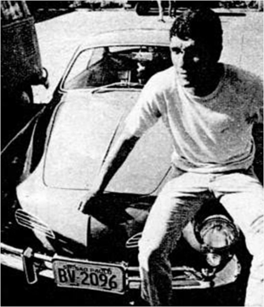 1971: Dirceu Alves no estacionamento do Parque São Jorge com seu Karmann-Ghia. Foto: Revista Placar (publicada pelo blog Tardes de Pacaembu).