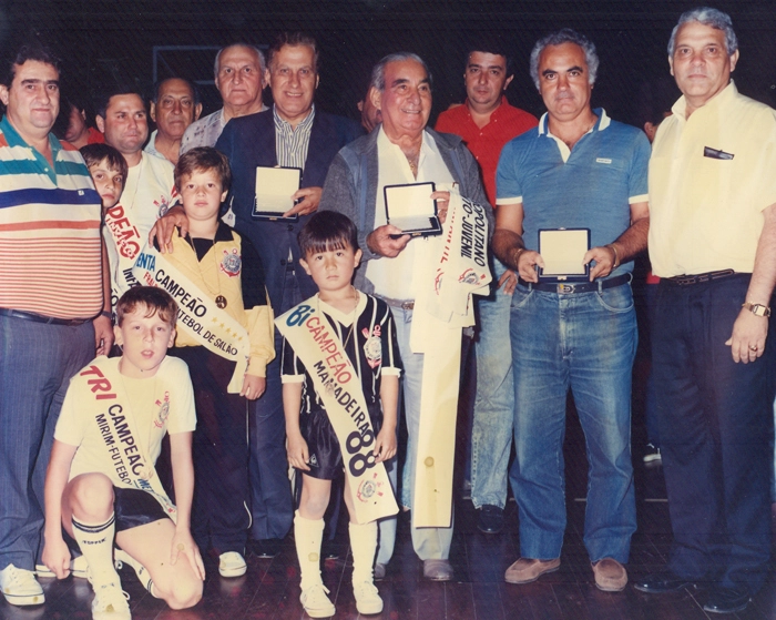 Posando com os garotos tricampeões, da esquerda para a direita, Feliz Lacava é o quarto, Alberto Dualib o quinto, Vicente Matheus o sexto e Henrique Alves o Sétimo. Foto: Sarkis