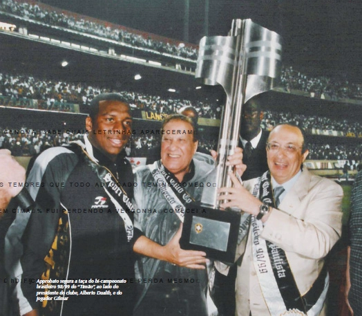  Approbato segura a taça do bi-campeonato brasileiro 98/99 do 