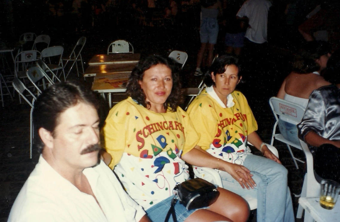 Hélio Chame, de bigode, irmão de Lenice, curtindo festa de Carnaval promovida pela Schincariol