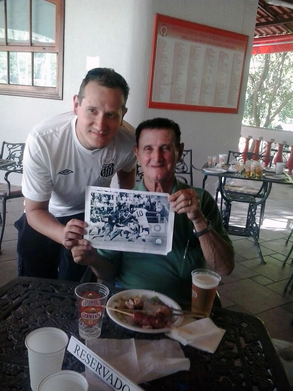 Roberto Diogo e seu pai, Diogo, com foto de duelo entre o Guarani e o Santos. Foto enviada por Roberto Diogo