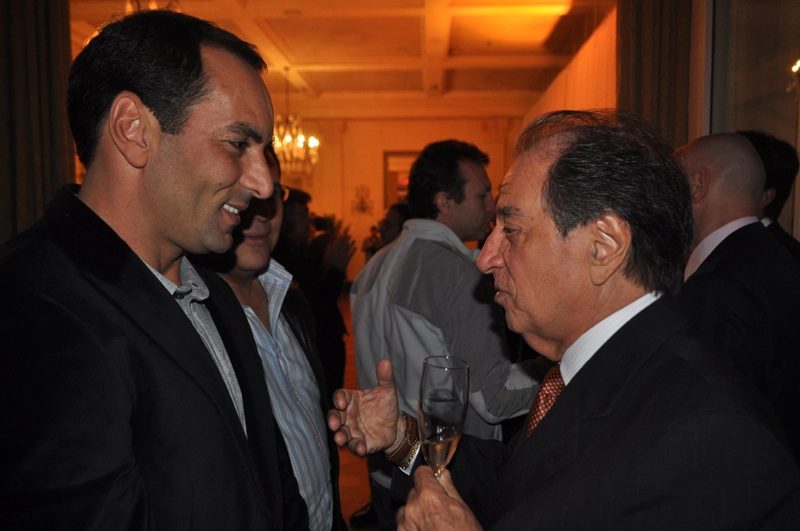 Edmundo conversa com José Carlos Araújo em 17 de maio de 2012, durante o lançamento da Bradesco Esportes FM, no Leopolldo, em São Paulo. Atrás, parcialmente encoberto por Edmundo, está Téo José. E, mais ao fundo, Neto. Foto: Marcos Júnior Micheletti/Portal TT