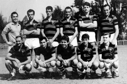 Calma, Rivellino jamais jogou pelo Flamengo. A foto acima mostra o futuro reizinho do parque em um time formado no Esporte Clube Banespa, em São Paulo, e que apenas atuava com a camisa rubro-negra. Aqui, o meia é o segundo agachado da direita para a esquerda. Helton Barbuto é o segundo agachado da esquerda para a direita
