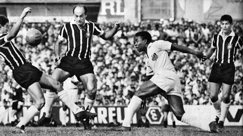 Clássico entre Corinthians e Santos no Morumbi em 1965. Mais de 58 mil pessoas acompanham o Peixe vencer o Timão por 4 a 3 em jogo válido pelo primeiro turno do Campeonato Paulista. Na foto vemos Eduardo, Dino Sani, Pelé e Rivellino

