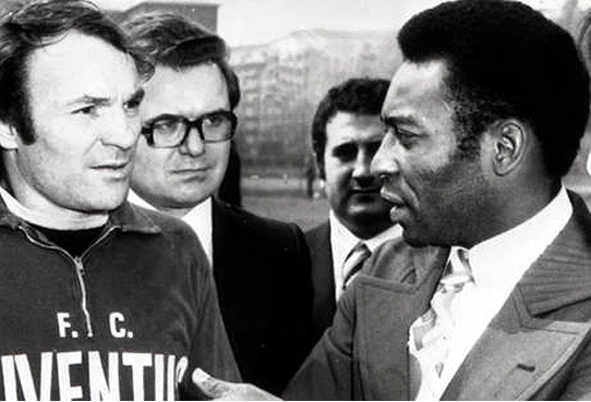 Mazzola se encontra com Pelé, possivelmente em 1974, na cidade italiana de Turim. A imagem foi enviada por um amigo italiano de Márcio Papa, que nos reenviou. No e-mail recebido por Márcio, os seguintes dizeres: 
