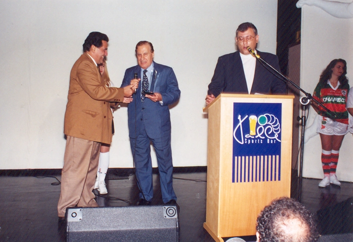 Milton Neves chama Alberto Dualib (com o microfone) para receber a premiação em 1995, no Valle Sports Bar, na Vila Olímpia, em São Paulo (SP)