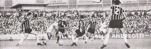 Jogo entre Corinthians e Santos no Morumbi lotado em 1965. Mais de 58 mil pessoas viram o Peixe bater o Timão por 4 a 3 pelo Paulistão (naquela época o estádio tricolor comportava 60 mil pagantes). Vemos no lance Clóvis, Pelé, o árbitro José Teixeira de Carvalho, Marcos, Rivellino, Lima e Eduardo. Fonte: revista Manchete.