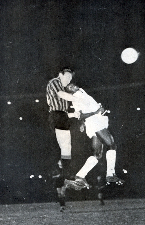 Na imagem, Mazzola (Milan) e Haroldo (Santos) aparecem disputando a bola pelo alto. Foto: Reprodução