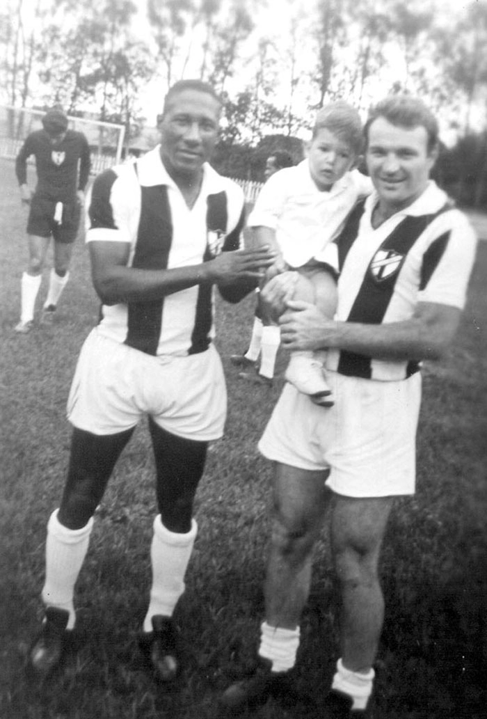 Veja que imagem fantástica, entre 1960 e 1961, Djalma Santos e Mazzola em Cerquilho. Foto enviada por Benedito Vital Luvisoto. 