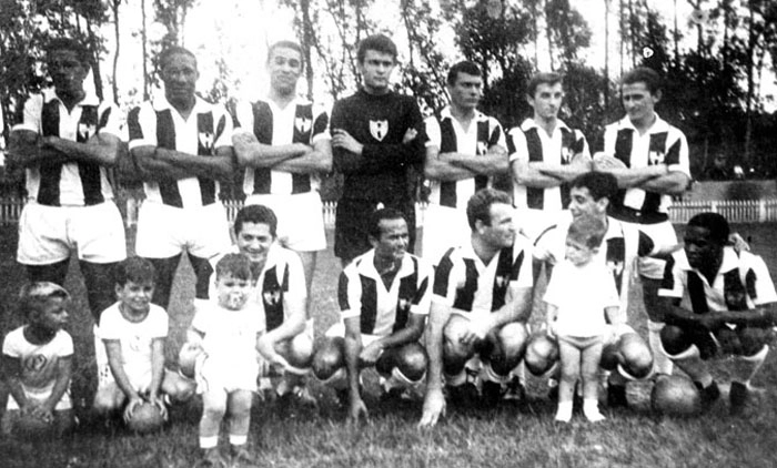 - Entre 1960 ou 1961, dois campeões do mundo visitaram Cerquilho-SP, para bater uma bolinha. Em pé: o segundo, uniformizado é o saudoso Djalma Santos. Agachados: Gige, Raimundinho, Mazzola, Picolé e Paraná, ex-São Paulo e Seleção Brasileira. Foto enviada por Benedito Vital Luvisoto.