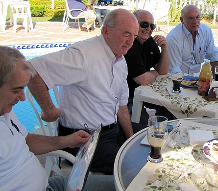 No aniversário de 60 anos de Milton Neves, à beira da piscina, o primeiro à esquerda é Juarez Araújo, Israel Sapiro, Rubens Minelli e Dino Sani no dia 13 de agosto de 2011, em Santana do Parnaíba. 