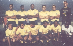 Seleção Brasileira, em 1968A Seleção Brasileira treinada por Aymoré Moreira no Maracanã, no dia 6 de novembro de 1968 em amistoso contra a Seleção da FIFA. Vitória brasileira por 2 a 0.Em pé: Carlos Alberto Torres, Everaldo, Jurandyr, Roberto Dias, Gérson e Picasso. Agachados: Natal, Rivellino, Jairzinho, Pelé e Paulo César. 