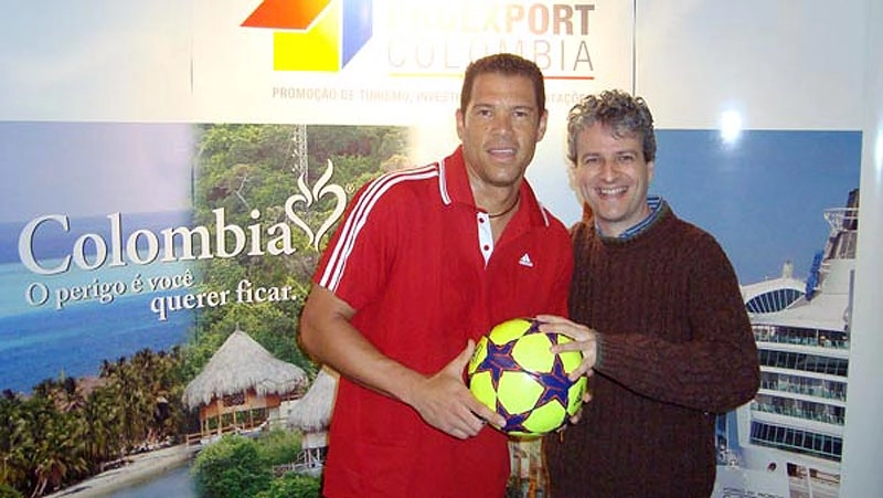 Oscar Córdoba e o jornalista Marcos Micheletti em 1º de junho de 2011, no Hotel Intercontinental, na Alameda Santos, Cerqueira César, São Paulo, dia em que o ex-goleiro participou de evento de divulgação do Mundial Sub-20, que foi realizado na Colômbia
