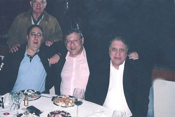 Em 05 de agosto de 2011,  os amigos reunidos no Prazeres da Carne, em São Paulo. Em pé, Dino Sani. Sentados, Pedro Luiz Ronco, Milton Neves e Marinho Peres. Foto enviada por Jaimão