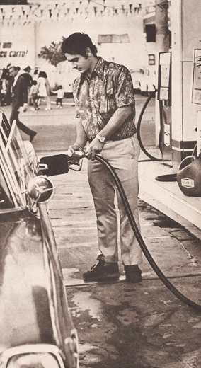 Cuidando pessoalmente de seu posto de gasolina (ainda não havia álcool), Rivellino abastece um luxuoso Galaxie-Ford. A 