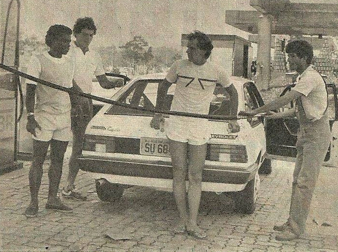 Em 1984, Cláudio Adão, Abel Braga e Paulo Sérgio, à época jogadores do Botafogo-RJ, dividiram a despesa para encher o tanque do lindo Monza Hatch. Foto: arquivo pessoal de Paulo Sérgio