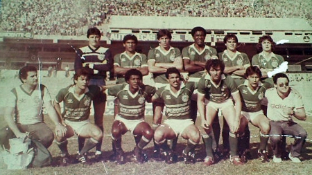 Em pé, da esquerda para a direita, estão o goleiro Sidmar, Cocada, Wilson Gotardo, Júlio César, Nei e Gilberto; agachados estão Chiquinho, Rubens Feijão, Roberto, Neto (aqui com 18 anos e chuteira vermelha) e Ernâni Banana