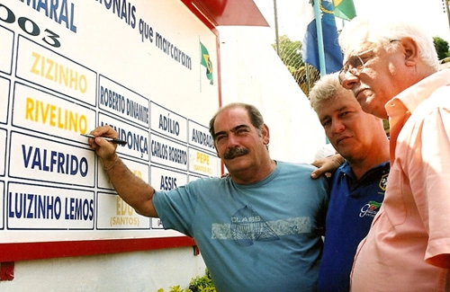 Ao lado de Jairo Barbosa do Amaral, deixando seu autógrafo no Muro da Fama, construído no Estádio José Jorge (que pertence ao Cordeiro Futebol Clube-RJ).Foto enviada por Jairo Barbosa do Amaral