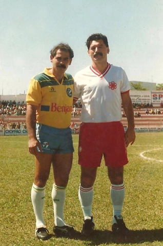 Jura posando com Rivelino, da Seleção Brasileira de master de 1989. Foto enviada por Wanderley Cassolla