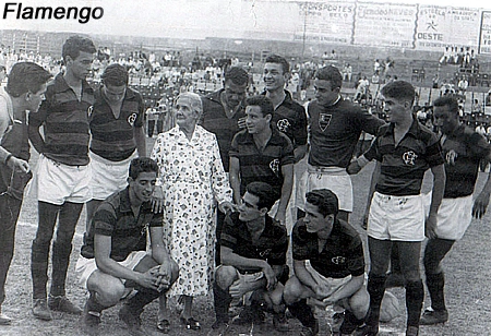 Flamengo em jogo amistoso na cidade de Campo Belo (MG). A partida foi uma homenagem para a torcedora símbolo do Flamengo, a Vovó Flamengo, Maria Gomes de Souza Neves. Em pé, da esquerda para a direita: Carlinhos, Bolero, Vovó Maria, Jadir, Babá (mais baixo), Monin, goleiro Mauro, Othon e Jordan. Os três agachados são: Henrique Frade, Roberto e Luiz Carlos.

