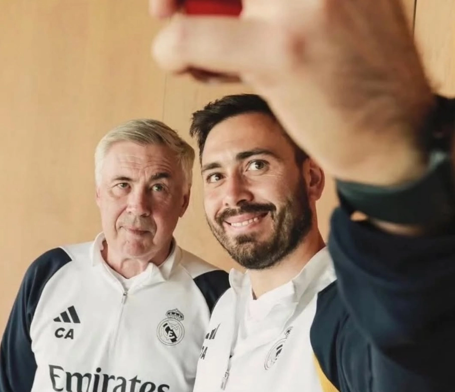 Em 30 de abril de 2025, com o filho Davide, então seu auxiliar no Real Madrid. Foto: arquivo pessoal de Davide Ancelotti