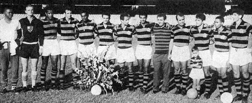 Neste time do Flamengo campeão do IV Centenário do Rio de Janeiro, em 1965, estão perfilados: um massagista, o saudoso Valdomiro, Ditão, Jayme Valente, Silva, Nelsinho Rosa, Neves, Carlinhos, Almir, Paulo Henrique, Rodrigues e Murilo
